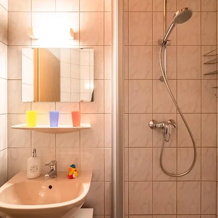 In Kirchberg Near Lift, Cleaning Included شقة *